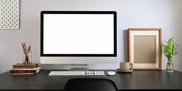 Workspace puste ekran komputer monitor wprowadzenie na białym biurku wraz z biurowych rzeczy nad salonem uporządkowany biały mur jako tło. - Zdjęcie, obraz
