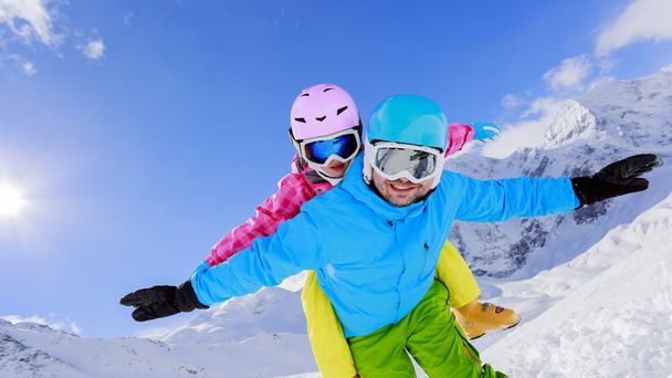 Esqui, inverno, neve, esquiadores, sol e diversão - família desfrutando de inverno
 - Foto, Imagem