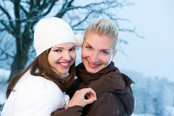 twee mooie vrouwen in winter kleding buitenshuis - Foto, afbeelding