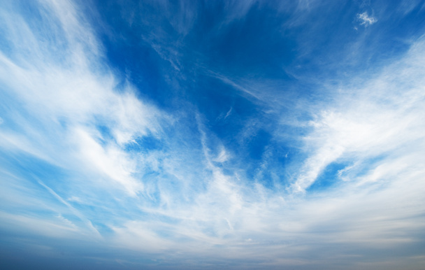 Blauer Himmel mit flauschigen Wolken - Foto, Bild