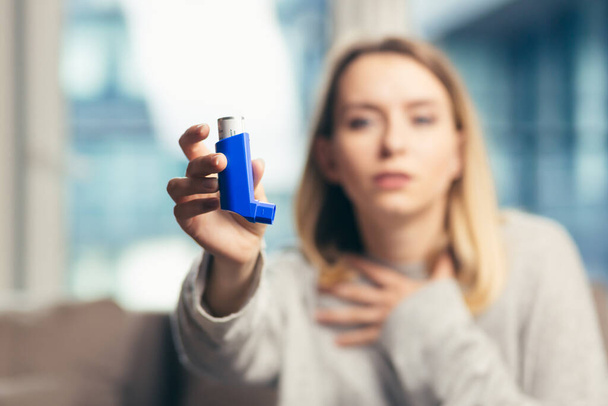 Beautiful girl while holding inhaler - Foto, afbeelding
