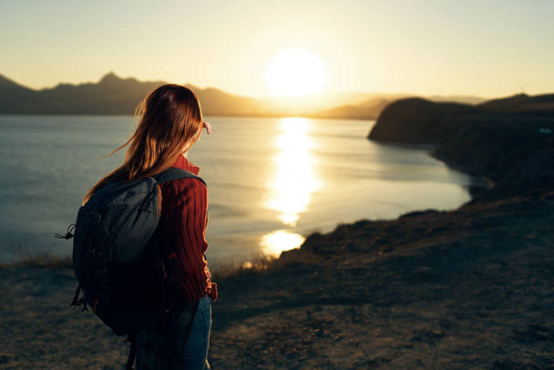 femme randonneur dans les montagnes rocheuses balade coucher de soleil Voyage - Photo, image