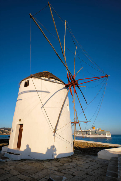 Molinos de viento griegos tradicionales en la isla de Mykonos al amanecer, Cícladas, Grecia - Foto, Imagen