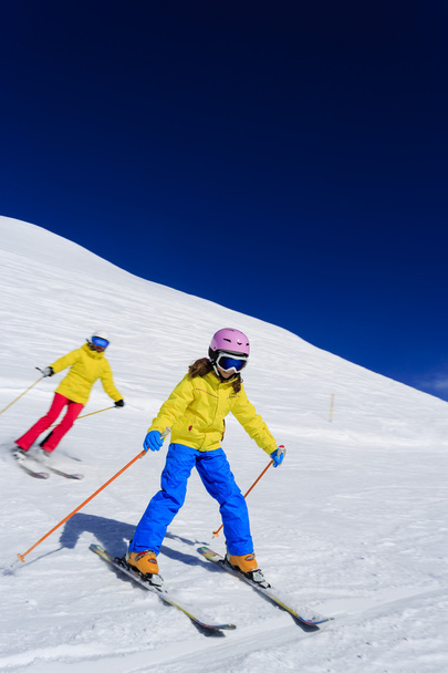 Skifahren, Skifahrer auf der Piste - Kinderskiabfahrt, Skikurs - Foto, Bild