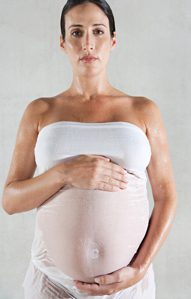 Donna incinta che indossa un vestito di cotone bagnato
 - Foto, immagini