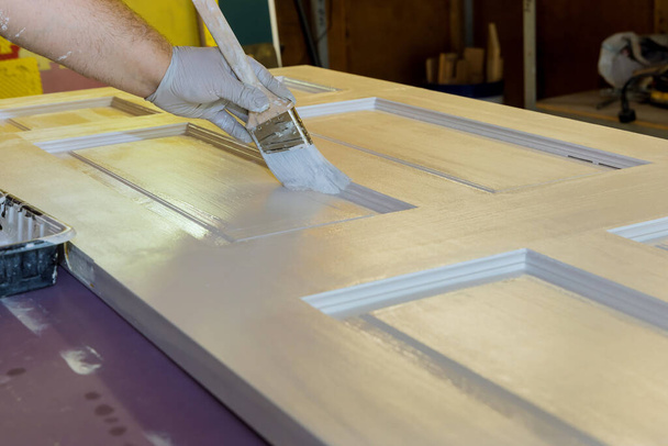Konstruktor stolarki procesów do malowania drzwi drewnianych za pomocą pędzla - Zdjęcie, obraz
