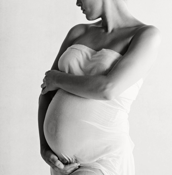těhotná žena drží své břicho - Fotografie, Obrázek