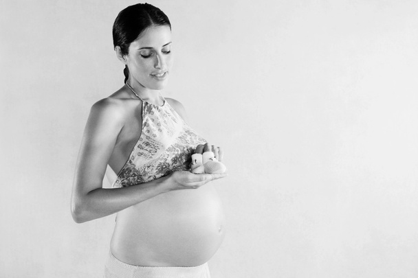 aantrekkelijke zwangere vrouw - Foto, afbeelding