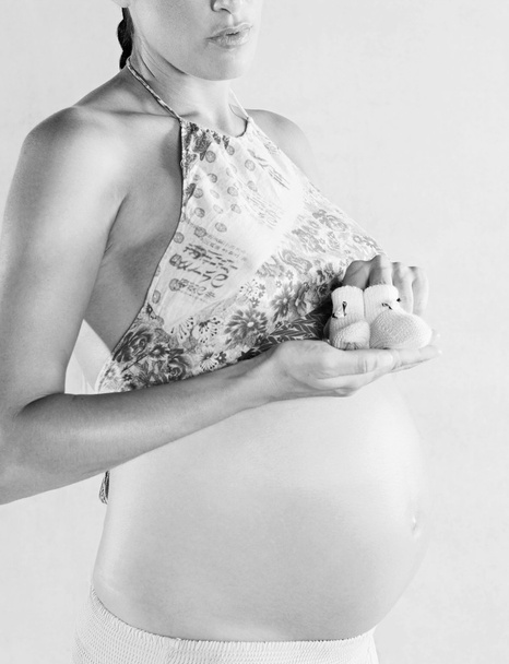 Беременная женщина с обнаженным животом
 - Фото, изображение