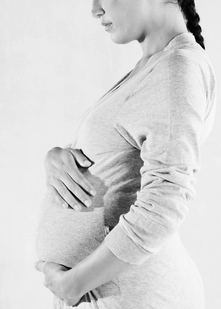 Těhotná žena v županu koupelna bavlny - Fotografie, Obrázek