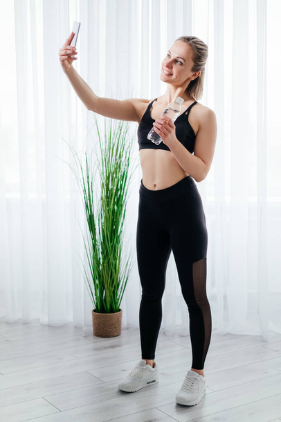 sportive woman fitness blog home training - Foto, afbeelding