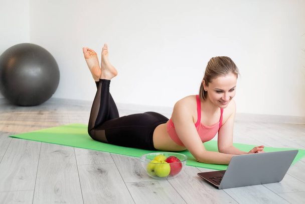 fitness diet athletic woman online communication - Foto, Imagem