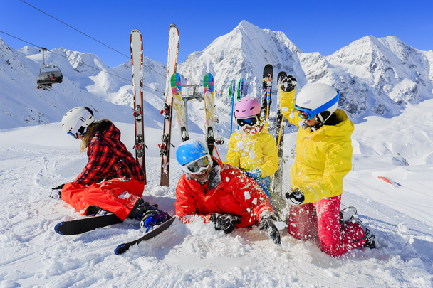 スキーは、スキーヤー、太陽と楽しい - 家族 enyoing の冬の休暇 - 写真・画像