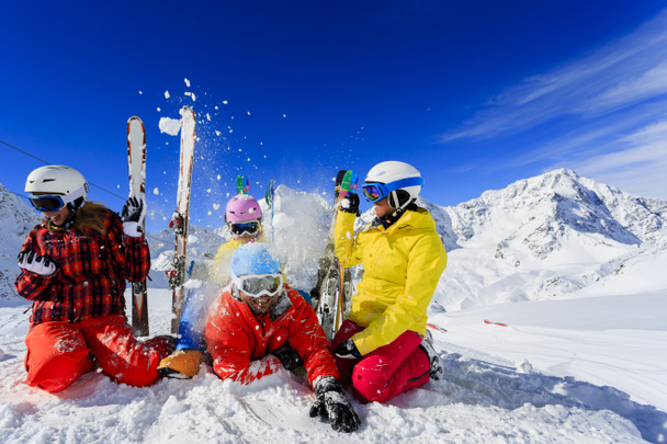 Skiën, skiërs, zon en fun - familie enyoing wintervakantie - Foto, afbeelding