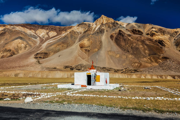 Piccolo tempio indù a Sarchu sulla strada Manali-Leh per Ladakh, India - Foto, immagini