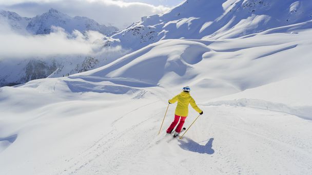 Esqui, esquiador, esporte de inverno - mulher esqui downhill - Foto, Imagem