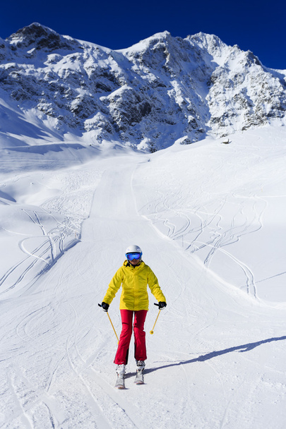 Narciarstwo, narciarz, sport zimowy - kobieta na nartach zjazdowych - Zdjęcie, obraz