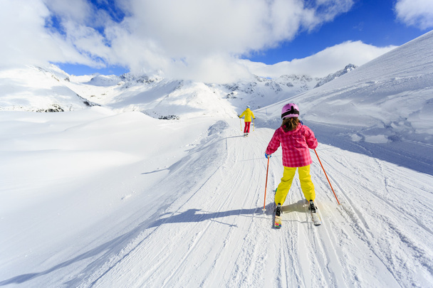 Esqui, inverno, aula de esqui - esquiadores em corrida de esqui
 - Foto, Imagem