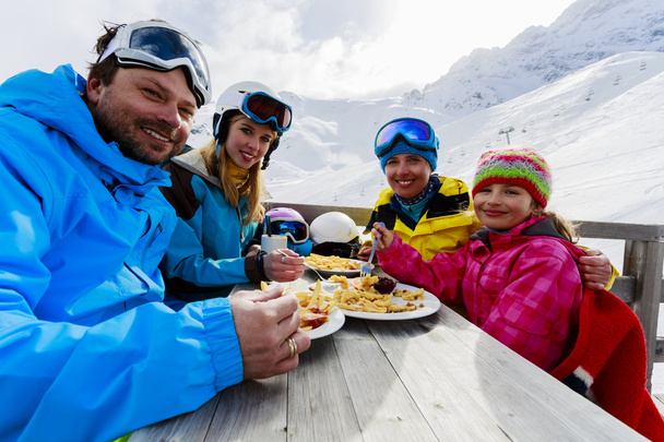 Inverno, sci - sciatori a pranzo in montagna - Foto, immagini