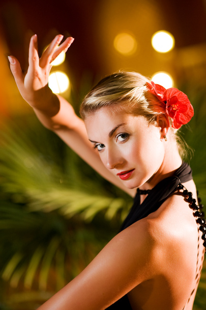 gyönyörű fiatal nő, tánc tangó - Fotó, kép