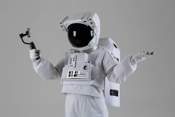 astronaut creator live streaming video using smart phone, white background - Foto, Imagem