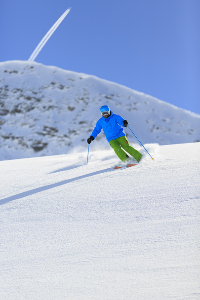 Лыжи, лыжники, фрирайд в свежем порошковом снегу - человек катается на лыжах
 - Фото, изображение