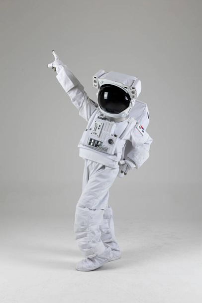 dancing astronaut, white background - Foto, afbeelding