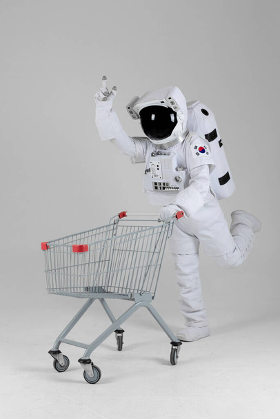 astronaut with shopping cart - Φωτογραφία, εικόνα