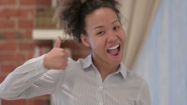 Portret van Afro-Amerikaanse vrouw met duimen omhoog tekenen  - Video