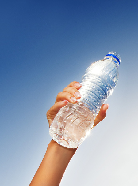 Mano umana che tiene una bottiglia d'acqua
 - Foto, immagini