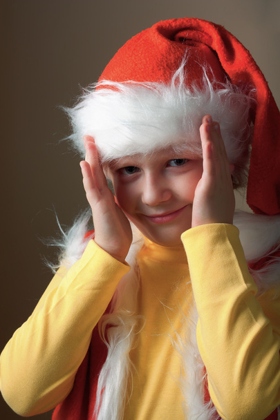 Menino em terno de Papai Noel
 - Foto, Imagem