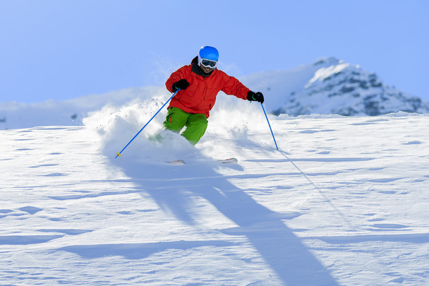 Esquí, esquiador, freeride en polvo fresco nieve - hombre esquiando cuesta abajo
 - Foto, imagen