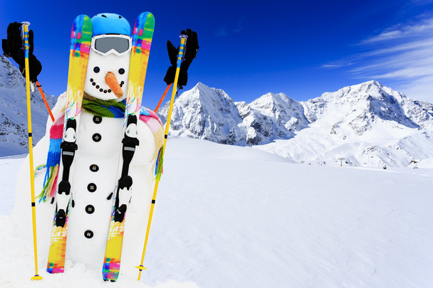 Зима, снег, солнце и веселье - счастливый снеговик
 - Фото, изображение