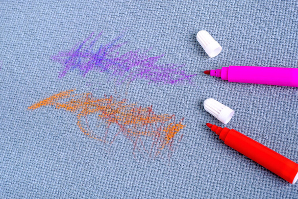 Βρώμικα σημάδια από στυλό τσόχας στο ύφασμα ενώ ζωγραφίζεις στον καναπέ. Έννοια καθαρισμού - Φωτογραφία, εικόνα