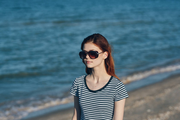 mujer con gafas verano sol vacaciones playa paisaje relajarse - Foto, Imagen