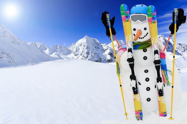 Зима, снег, солнце и веселье - счастливый снеговик
 - Фото, изображение