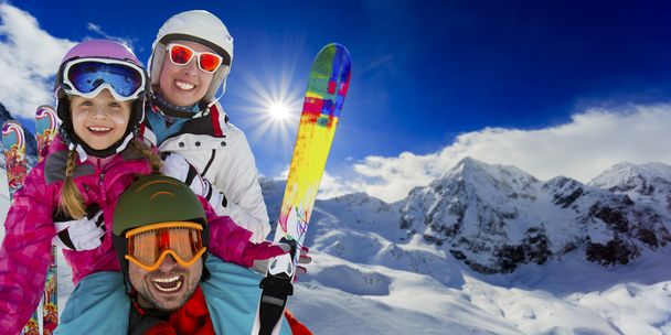 冬、スキー、スキー、雪のスキー休暇を楽しんでいる家族 - 写真・画像