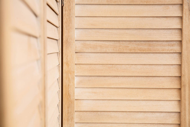 Крупним планом дерев'яний складний екран
 - Фото, зображення