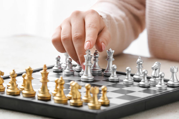 Donna che gioca a scacchi sul tavolo leggero - Foto, immagini