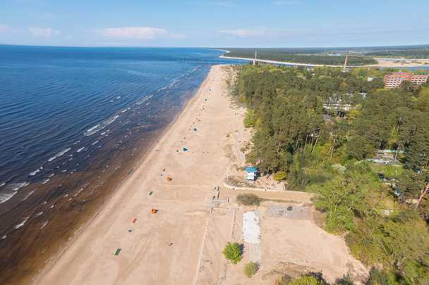 Estonie, narva jesuu, 26 mai 2021 Côte du golfe de Finlande, côte sablonneuse Journée d'été, vue sur la station balnéaire à l'embouchure de la Narva dans les États baltes - Photo, image