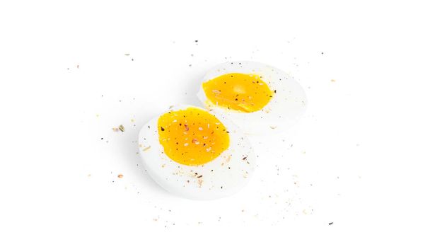 Очищені половинки вареного яйця ізольовані на білому тлі. Яйце наполовину
. - Фото, зображення