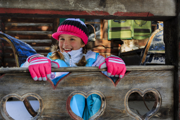 Winter, Kind, Apres Ski - junges Mädchen genießt Winterurlaub - Foto, Bild