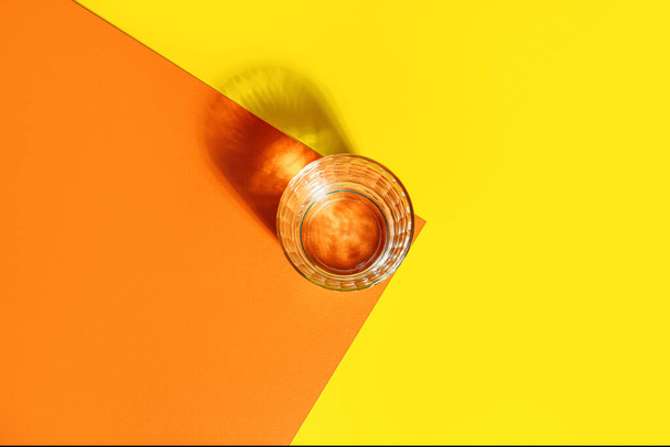 Склянка води на кольоровому фоні
 - Фото, зображення