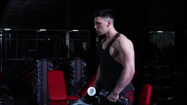 Εκπαίδευση γυμναστηρίου - νεαρός άνδρας σε φόρμα ανυψώνοντας αλτήρες - Πλάνα, βίντεο