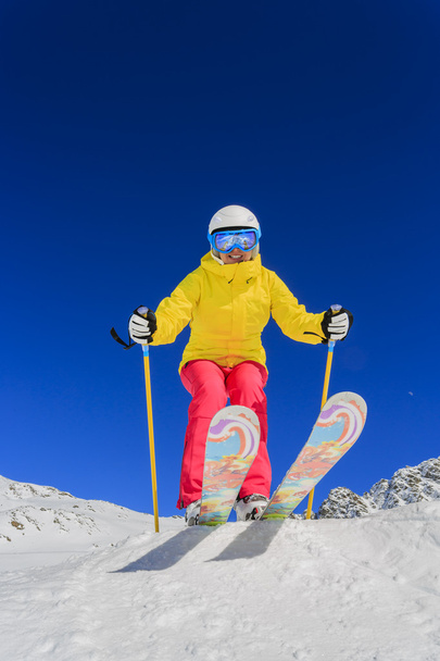 Ski, esquiador, sol e diversão de inverno - mulher desfrutando de férias de esqui
 - Foto, Imagem