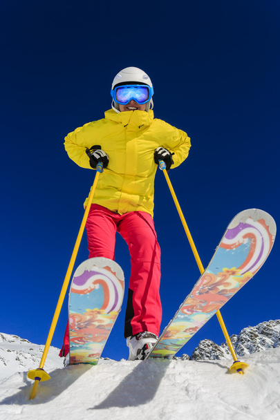 Лыжи, лыжники, солнце и зимние развлечения - женщина наслаждается лыжным отдыхом
 - Фото, изображение