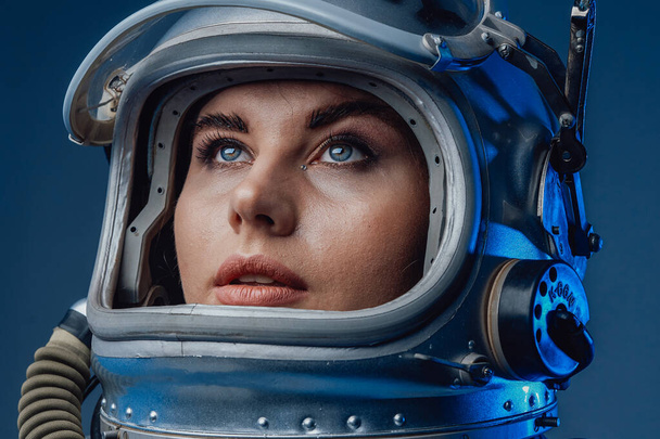 Γυναικείο μοντέρνο κοσμοναύτη σε διαστημική στολή και κράνος - Φωτογραφία, εικόνα