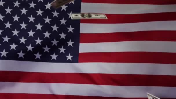 Valse dollars op de achtergrond van de Amerikaanse vlag in slow motion. Geldregen. - Video