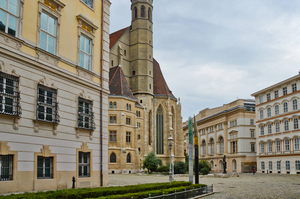 Vienna, Austria, 08/01/2015. A street in the city center between buildings from the imperial era. - Φωτογραφία, εικόνα