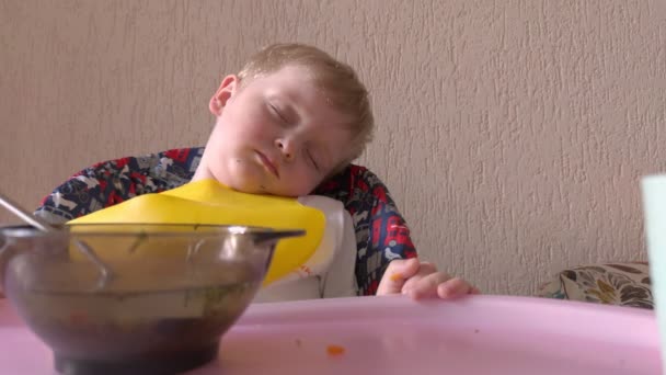 Junge schlief am Tisch ein - Filmmaterial, Video